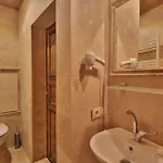 Relic House גורמה